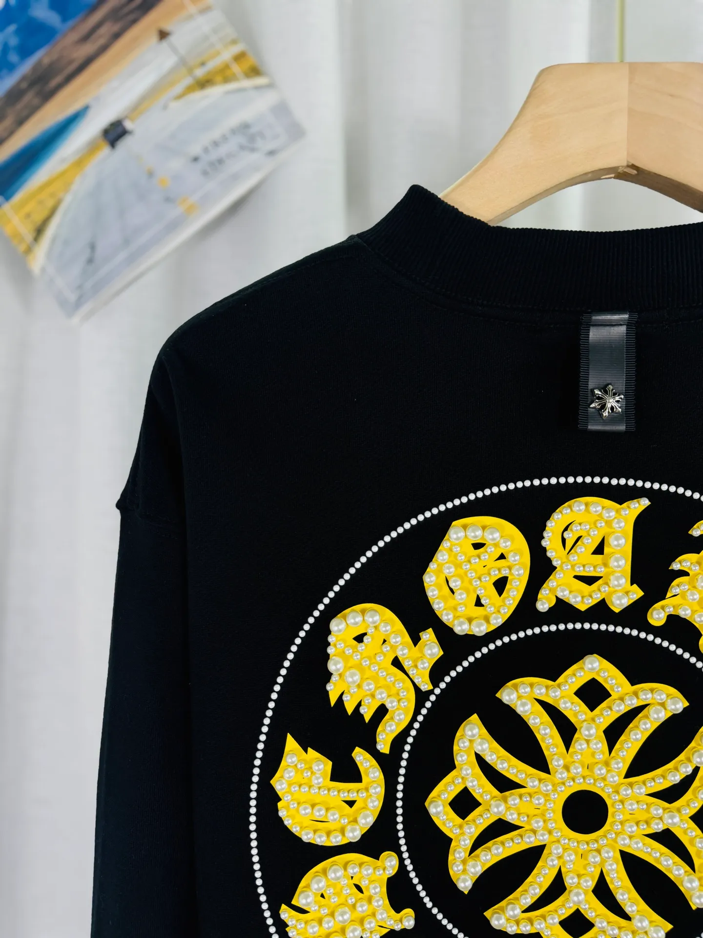 P260 top version, real shot without P, ​​different from market currency) 𝗖𝗵𝗿𝗼𝗺𝗲 𝗛𝗲𝗮𝗿𝘁𝘀/Cro Heart 2025 Reflective Embroidered Beads Compass Embroidered Autumn and Winter New Original Counter American Laser Burnt 3D Pearl Embroidered Couple Casual Sweater 👑The highest version! Customized fabric 420g tripe terry fabric! American acid-washed and distressed original fabric laser burnt ✟appliqué embroidery and exquisite embroidery of letters! The best-selling model in the counter, very comfortable to wear. Accessories: original molded and authenticated collar label➕100% silk wash label. Genuine purchase-grade original hangtag➕matching hanging rope➕3D hanging beads➕original packaging bag. Craftsmanship: The original version has consistent wiring! The highest version of the armhole matching technique! Color: Black White Size: S M L XL Style No.: 9319